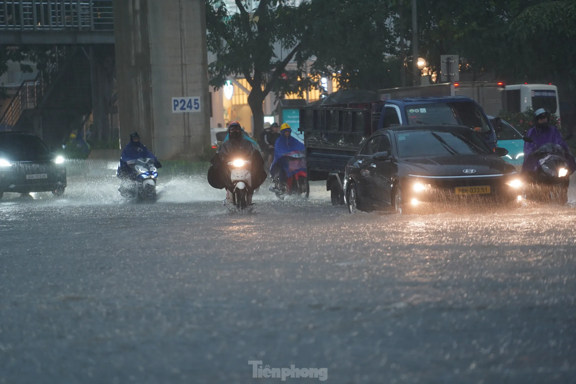 Chiều 30/6, Hà Nội xảy ra trận mưa lớn kéo dài vào giờ tan tầm khiến nhiều tuyến đường ùn tắc, xuất hiện tình trạng ngập úng.