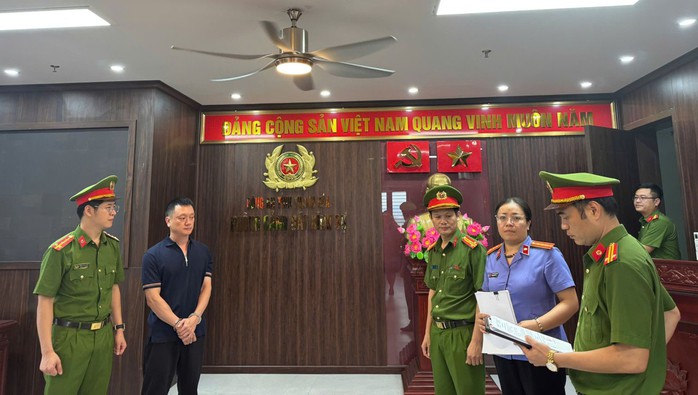 Công an tỉnh Thanh Hóa thi hành các lệnh khởi tố, bắt tạm giam trùm giang hồ Vi ngộ. Ảnh: Công an Thanh Hóa Công an tỉnh Thanh Hóa thi hành các lệnh khởi tố, bắt tạm giam trùm giang hồ Vi ngộ. Ảnh: Công an Thanh Hóa