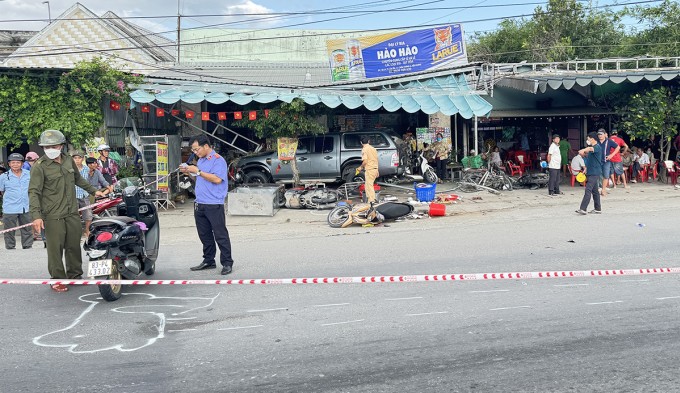 Lực lượng chức năng khám nghiệm hiện trường vụ tai nạn trên quốc lộ 1, đoạn qua tỉnh Hậu Giang, ngày 30/6. Ảnh: An Bình