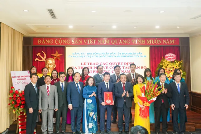 Chủ tịch UBND Thành phố Hà Nội Trần Sỹ Thanh trao quyết định cán bộ tại phường Cửa Nam. Ông Phạm Tuấn Long (người cầm quyết định bìa đỏ) - Chủ tịch UBND quận Hoàn Kiếm (cũ) được bổ nhiệm giữ chức Bí thư Đảng ủy, Chủ tịch HĐND phường Cửa Nam. Phường Cửa Nam có diện tích tự nhiên 1,65 km2; quy mô dân số 66.667 người. Trụ sở Đảng ủy, MTTQ, các tổ chức chính trị - xã hội phường Cửa Nam đặt tại số 21 phố Bà Triệu (trụ sở Quận ủy Hoàn Kiếm cũ).