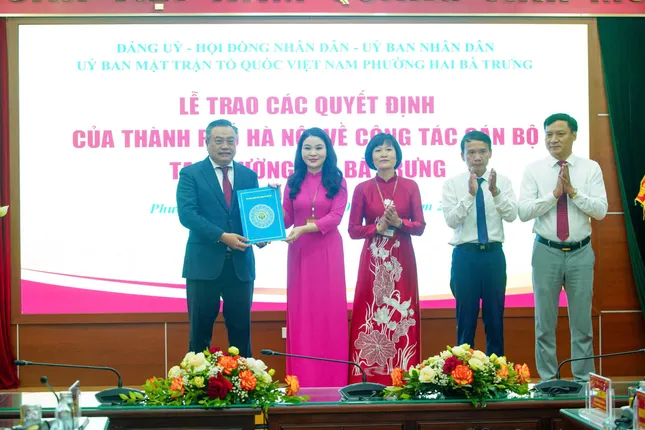 Chủ tịch UBND Thành phố Hà Nội Trần Sỹ Thanh trao quyết định tại phường Hai Bà Trưng. Trong đó, bà Chu Hồng Minh (thứ hai từ bên trái), Bí thư thành Đoàn Hà Nội giữ chức Bí thư Đảng ủy, Chủ tịch HĐND phường. Ông Nguyễn Mạnh Hùng giữ chức Phó Bí thư, Chủ tịch UBND phường.