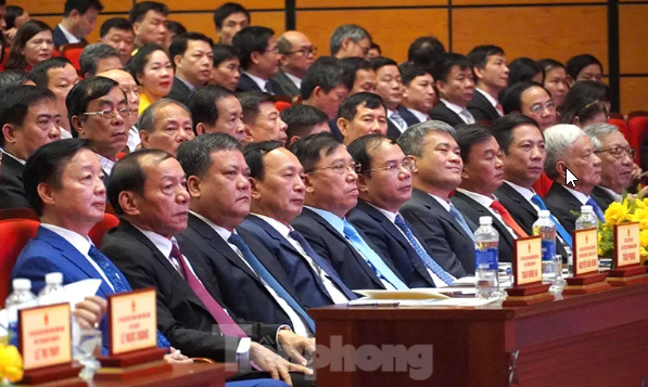 Các đại biểu tham dự buổi lễ.