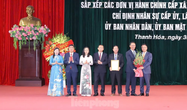 Phó Thủ tướng Chính phủ Lê Thành Long trao quyết định cho thường trực tỉnh Thanh Hóa.