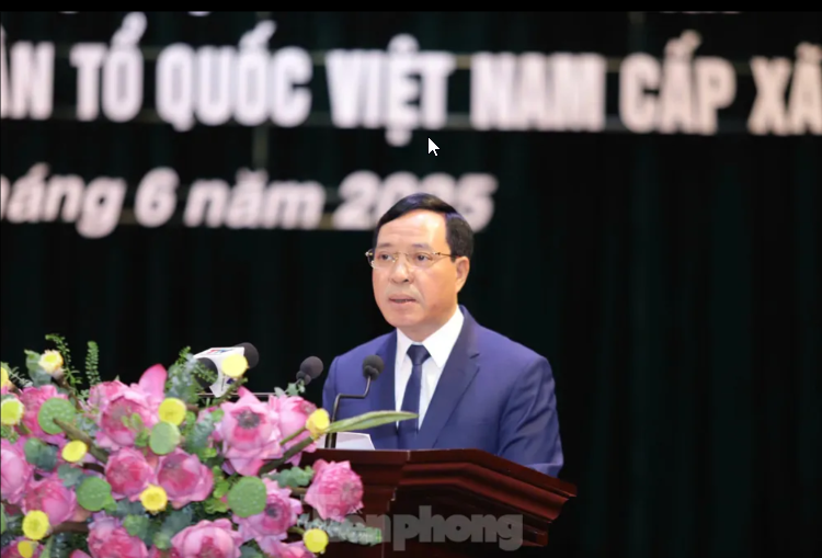 Ông Lại Thế Nguyên - Phó Bí thư thường trực Tỉnh uỷ Thanh Hóa đọc công bố các quyết định, nghị quyết.