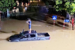TP Thái Nguyên ngập sâu, nhiều ô tô chết máy giữa  " biển nước " 