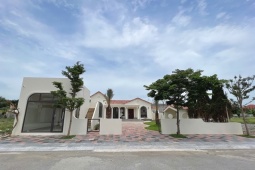 Có 3 tỷ đồng vẫn không mua được nhà Hà Nội, vợ chồng trẻ về quê xây nhà đẹp như resort