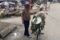 Con gái vỡ òa báo tin tìm thấy mẹ mất tích khi đạp xe từ Thanh Hóa ra Hà Nội