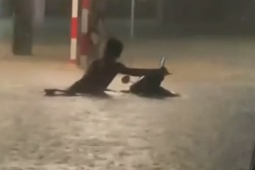 Nước ngập hơn một mét sau mưa lớn ở TP Thái Nguyên