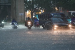 Mưa lớn tê liệt giao thông Hà Nội, người dân 'bơi' về nhà giữa phố