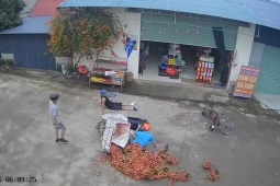Clip: Hết hồn xe đạp lao từ ngõ ra  hạ đo ván  xe máy chở vải trong tích tắc