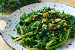 Cứ tưởng lá cần tây bỏ đi, ai ngờ làm cách này còn ngon hơn cả phần thân