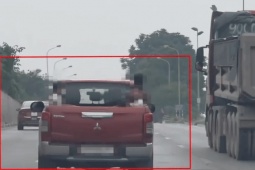 Xử phạt tài xế ô tô bán tải chở 6 cháu bé trên thùng xe ở Đại lộ Thăng Long