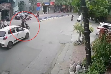 Clip: Sang đường không quan sát, cô gái bị ô tô hất văng trượt dài trên đường