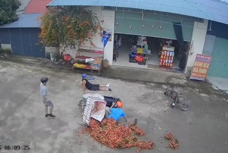 Clip: Hết hồn xe đạp lao từ ngõ ra “hạ đo ván” xe máy chở vải trong tích tắc