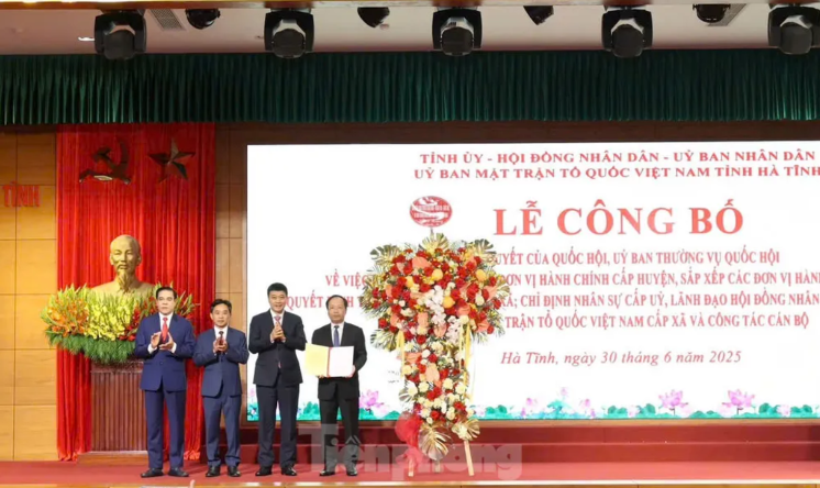 Phó Chủ tịch Quốc hội - Vũ Hồng Thanh trao Nghị quyết của Ủy ban Thường vụ Quốc hội cho lãnh đạo Hà Tĩnh.