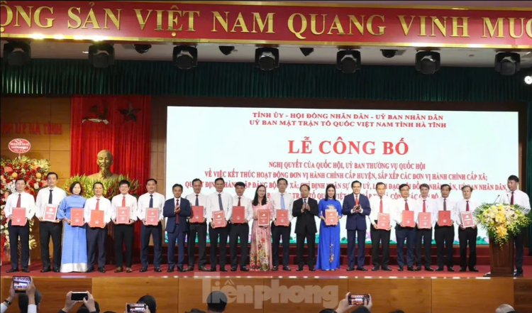 Các đồng chí Thường trực Tỉnh ủy Hà Tĩnh trao quyết định thành lập Đảng bộ cho các đồng chí tân Bí thư Đảng ủy các xã, phường.