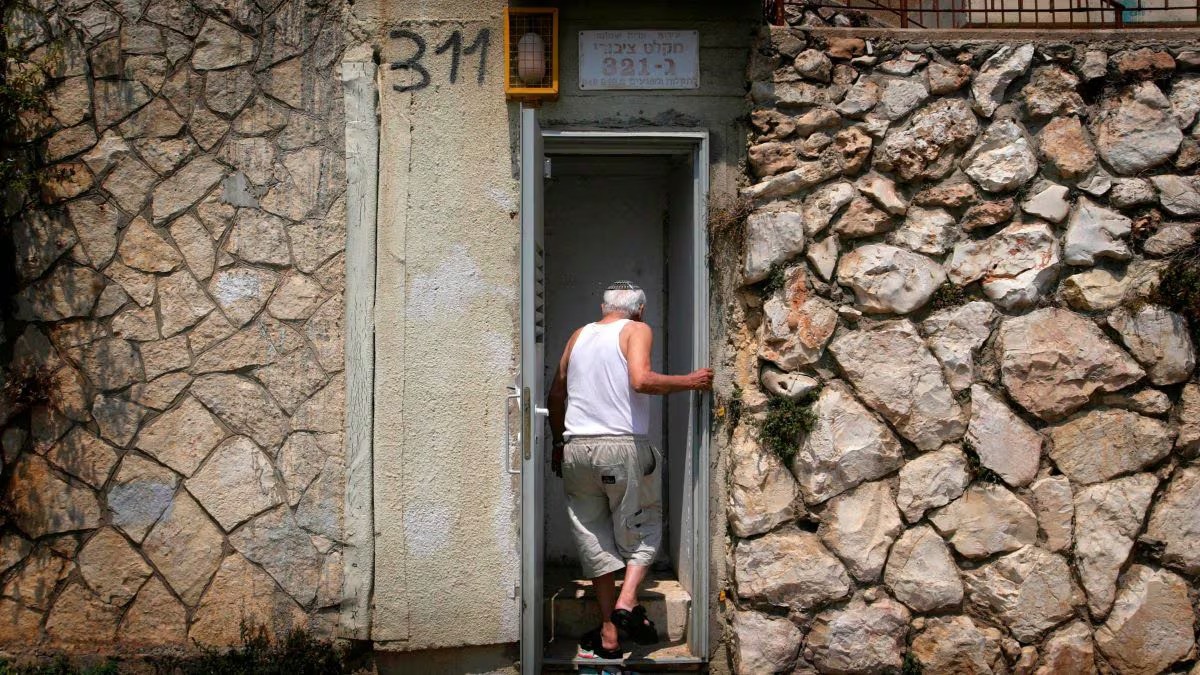 Người đàn ông Israel chạy vào hầm trú bom (ảnh: Reuters)