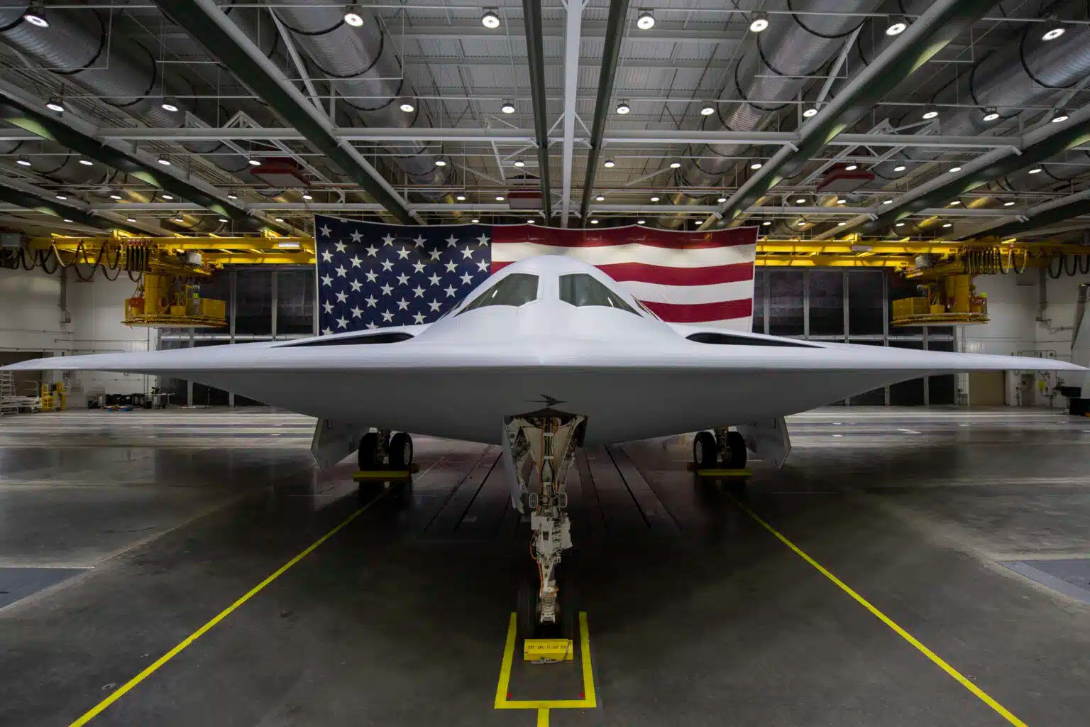 Một máy bay ném bom B-21 trong kho chứa năm 2022. Ảnh: USAF