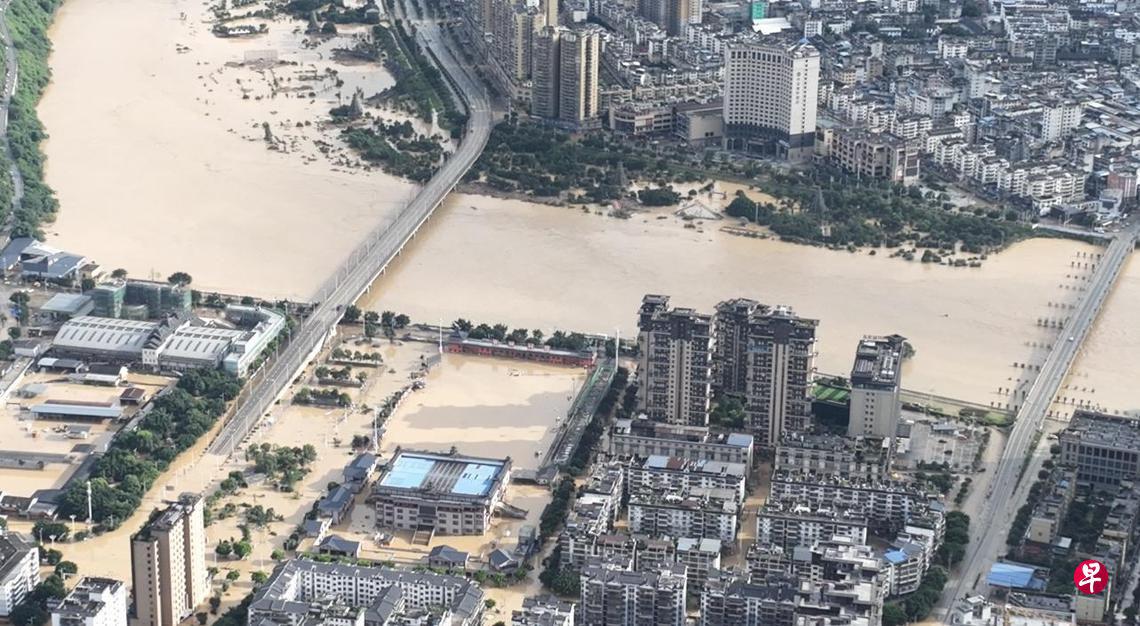 Ngập lụt ở huyện Vinh Giang, tỉnh&nbsp;Quý Châu, Trung Quốc. Ảnh: CNA.