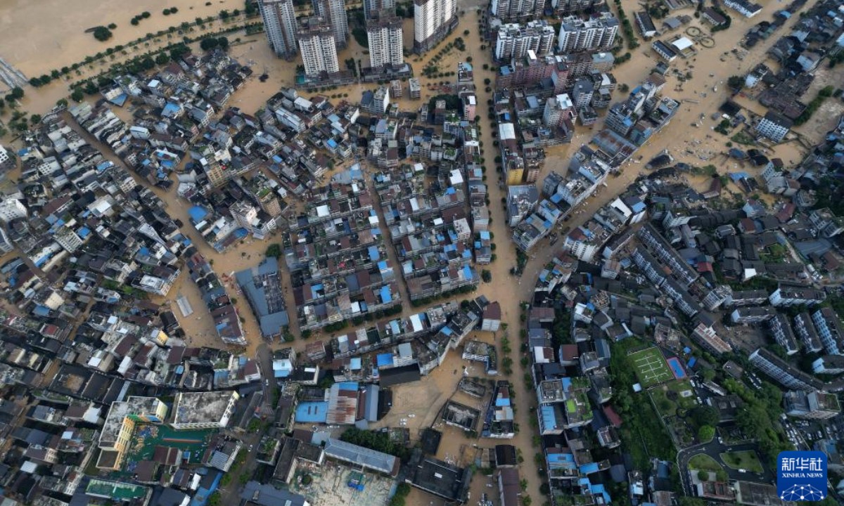 Khung cảnh huyện Vinh Giang, tỉnh Quý Châu, chìm trong nước lũ vào ngày 28/6/2025. Ảnh: Tân Hoa Xã.