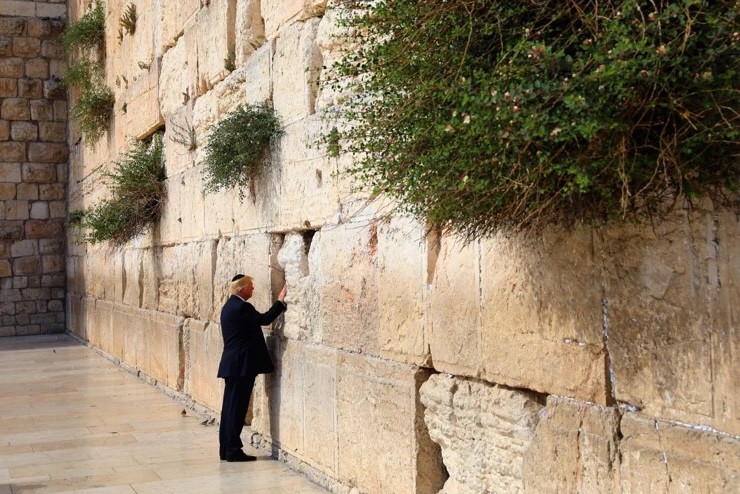 Ông Trump từng đến thăm bức tường phía tây, công trình nổi tiếng ở Jerusalem vào năm 2017. Ảnh: AFP.