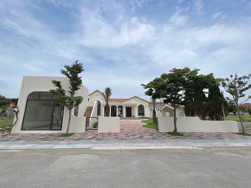 Ngôi nhà hoàn thiện với diện tích xây dựng 160m2 bao gồm cả mặt bằng phía ngoài dùng để kinh doanh hoặc làm phòng làm việc. (Ảnh: Quý về quê)