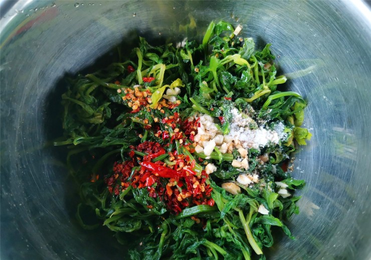 Cho lá cần tây vào tô, thêm muối, nước tương, dầu mè, tỏi phi ớt, trộn đều tay là hoàn tất