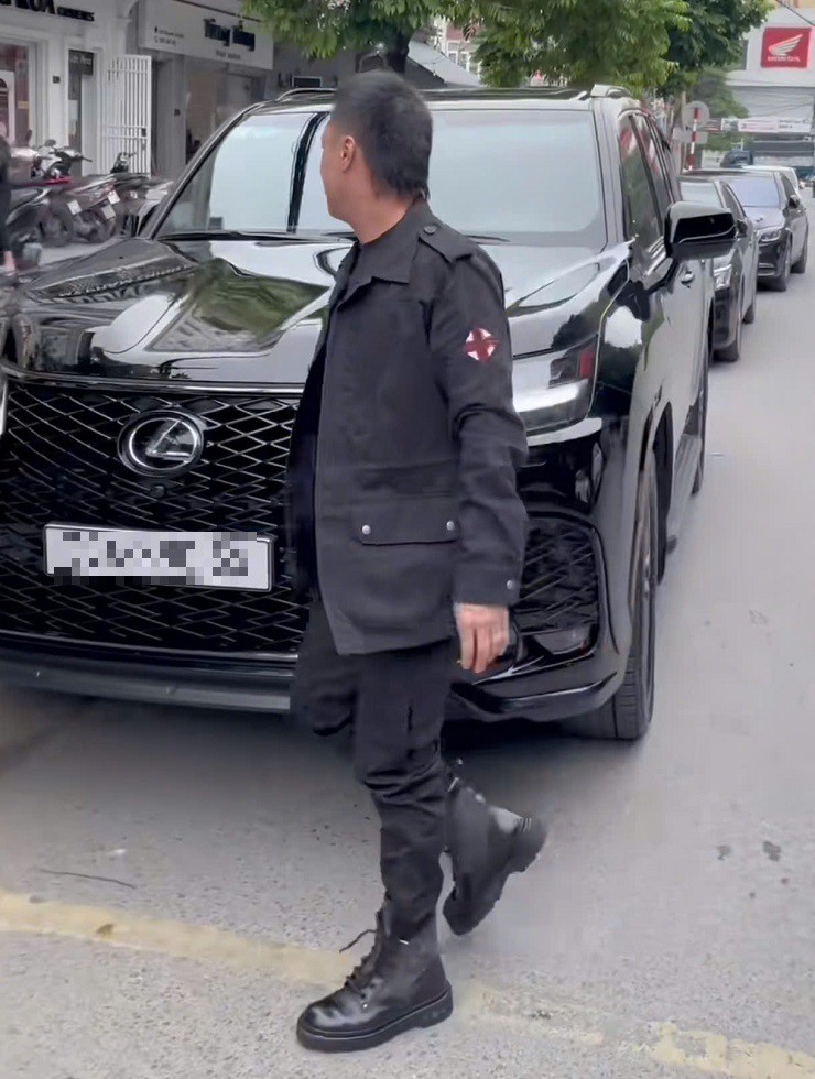 Chiếc Lexus LX 600 bản F Sport được Vi "ngộ" sử dụng để di chuyển hàng ngày.