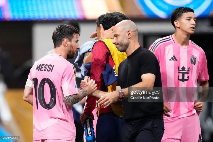 HLV Mascherano an ủi Messi sau trận
