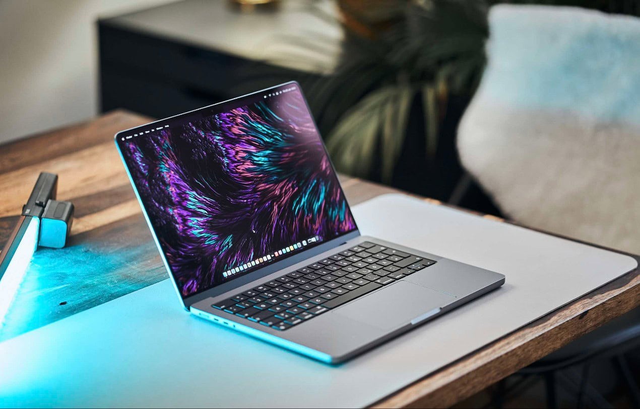 Màn hình MacBook Pro M4 có độ sáng tiêu chuẩn lên tới 1.000 nits.