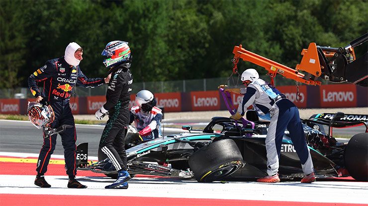 Verstappen rời khỏi cuộc đua sau vụ va chạm vòng 1