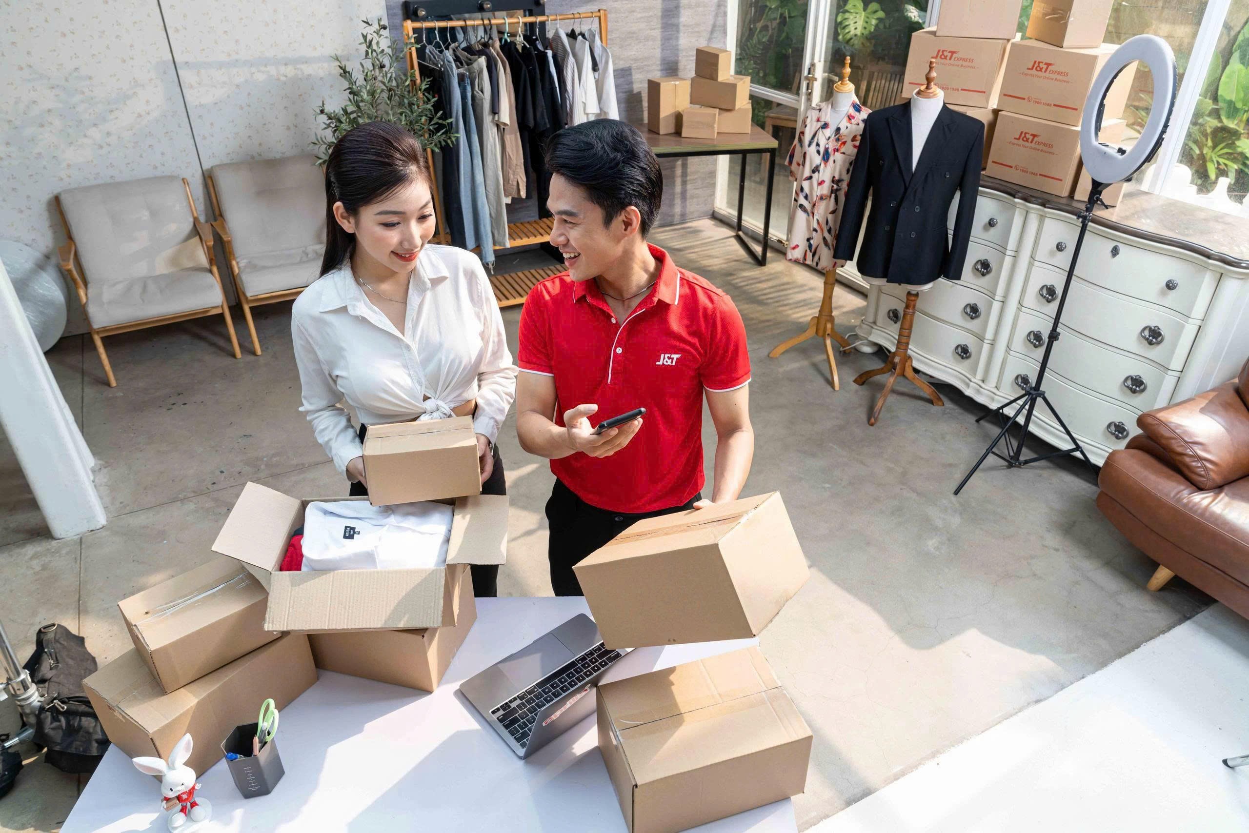 Dịch vụ giao hàng tận tâm góp phần nâng cao trải nghiệm mua sắm, đặc biệt với nhóm khách hàng trẻ, giúp chủ shop tạo lợi thế cạnh tranh.