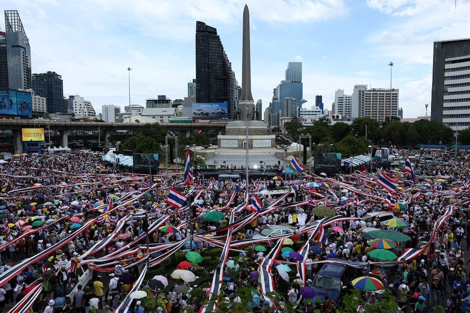 Đám đông biểu tình tập trung ở thủ đô Bangkok ngày 28/6. Ảnh: Reuters