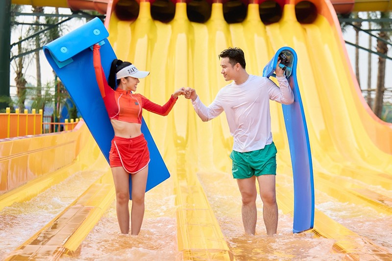 Mọi lứa tuổi đều chọn Sun World làm nơi giải nhiệt cho hè này - ảnh: Sun Group