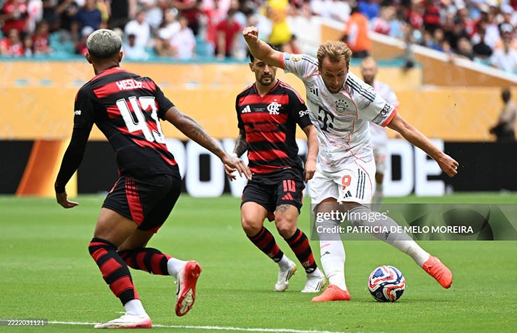 Kane (áo trắng) ghi 2 bàn cho Bayern Munich