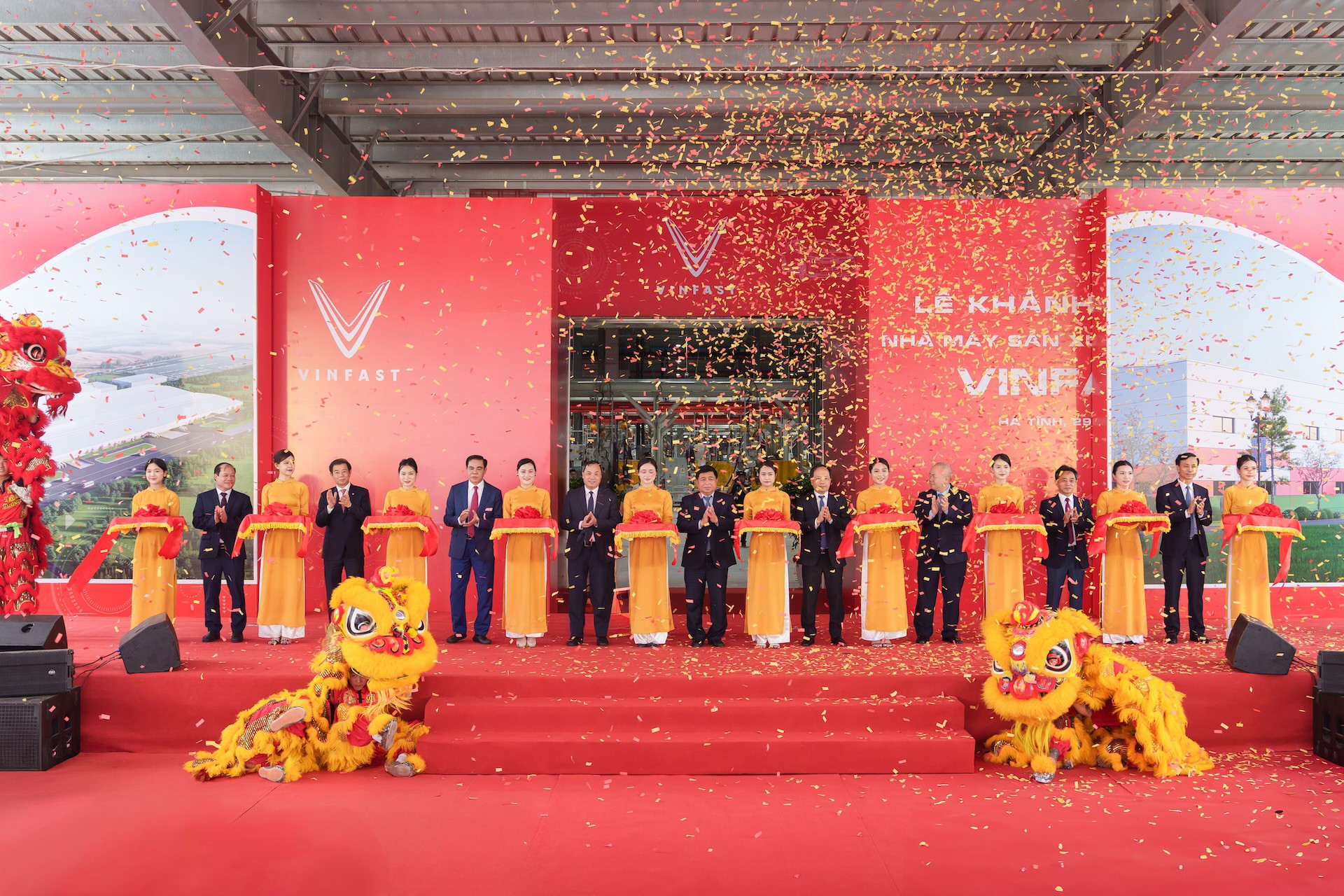 Các đại biểu cắt băng khánh thành Nhà máy sản xuất ô tô điện VinFast Hà Tĩnh&nbsp;&nbsp;&nbsp;&nbsp;&nbsp;&nbsp;&nbsp;&nbsp;&nbsp;&nbsp;&nbsp;&nbsp;&nbsp;&nbsp;&nbsp;&nbsp;&nbsp;&nbsp;&nbsp;&nbsp;&nbsp;&nbsp;&nbsp;