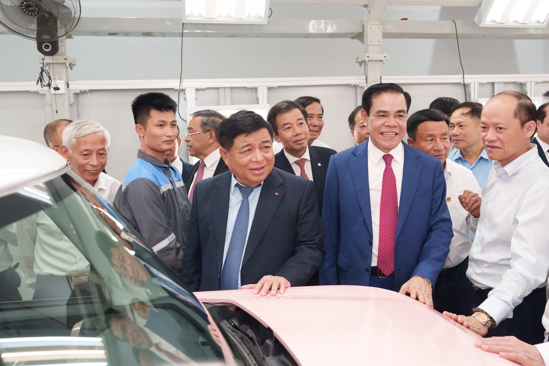 Phó Thủ tướng Nguyễn Chí Dũng ấn tượng khi tham quan dây chuyền sản xuất tại Nhà máy ô tô điện VinFast Hà Tĩnh.