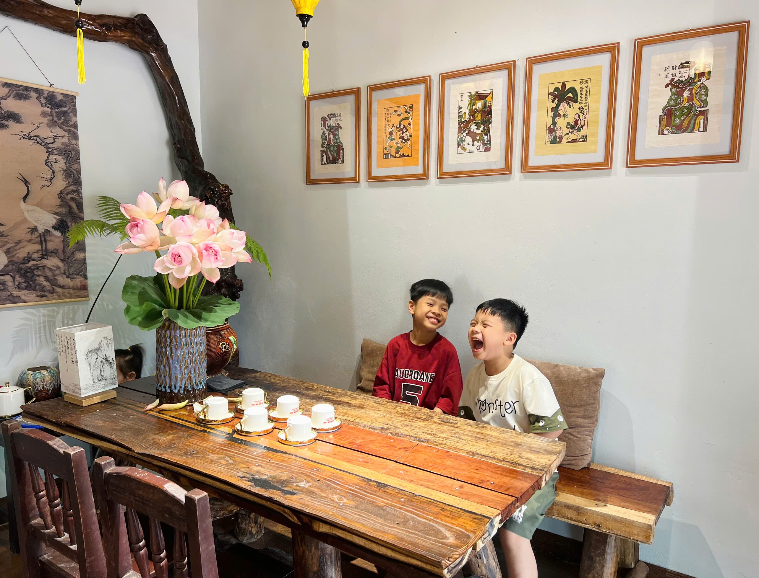 “Dường như, cuộc sống càng hiện đại, con người ta càng trưởng thành thì càng hoài niệm về những điều xưa cũ. Chính vì vậy, căn nhà cũ vẫn nép mình sau căn nhà mà gia đình tôi đang ở như minh chứng tuổi thơ của chồng tôi ở đấy. Tuổi thơ của các con lại sẽ được tiếp tục ở căn nhà chứa cả tuổi thơ của bố”, chị Mai bày tỏ.