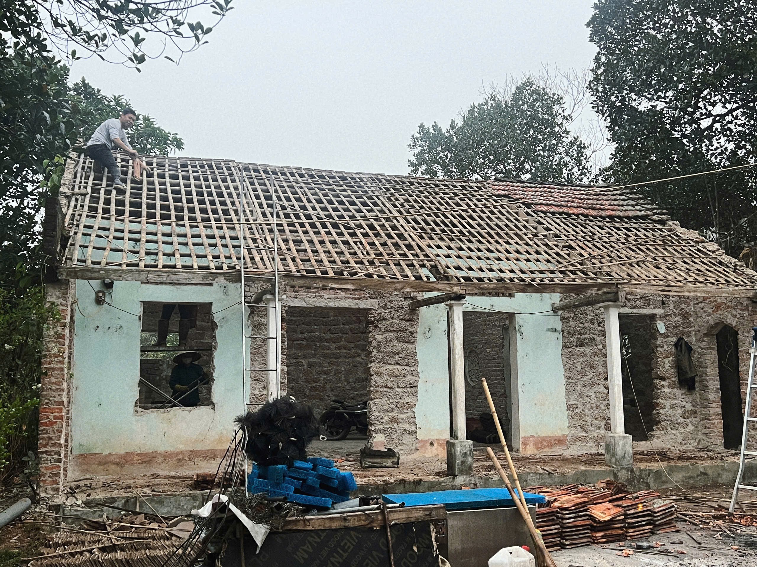 &nbsp;Anh Sơn (chồng chị Mai) tự tay gỡ từng viên ngói cũ xuống và thay bằng ngói mới cho ngôi nhà.