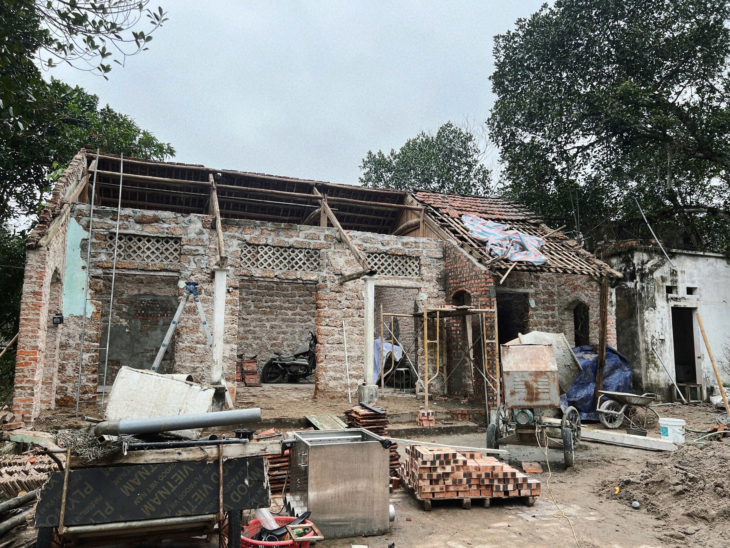Ngôi nhà được giữ lại cột, kèo, khung chính, còn lại nan tre là bỏ hết vì bị mối mọt ăn gần hết.