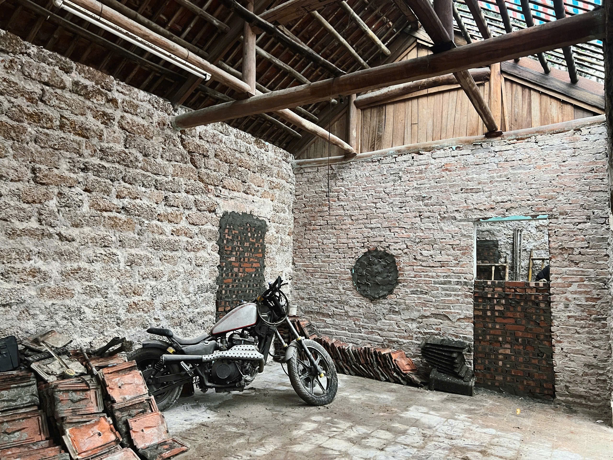 Toàn bộ lớp vôi vữa cũ đã bị bong tróc, phồng rộp đã được đục bỏ để xử lý, thay áo mới.