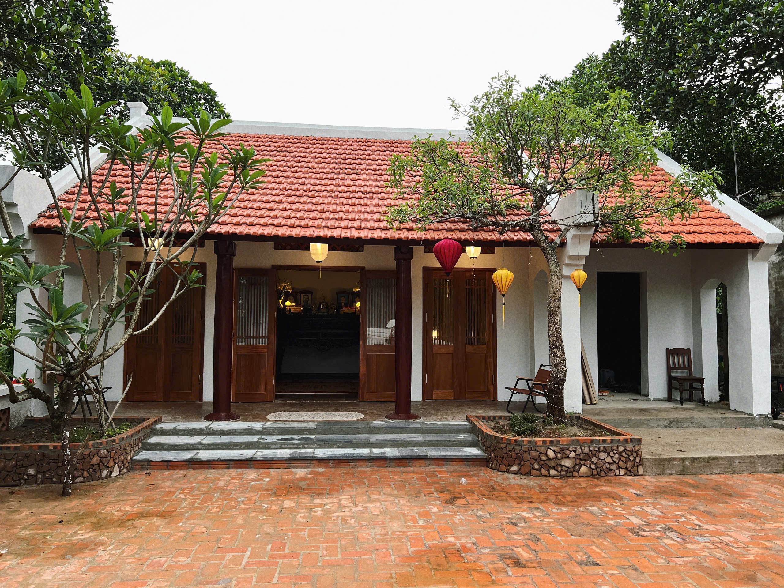 Trước hiên nhà được hai vợ chồng trồng thêm cây đại và cây lộc vừng với mong muốn đại lộc.