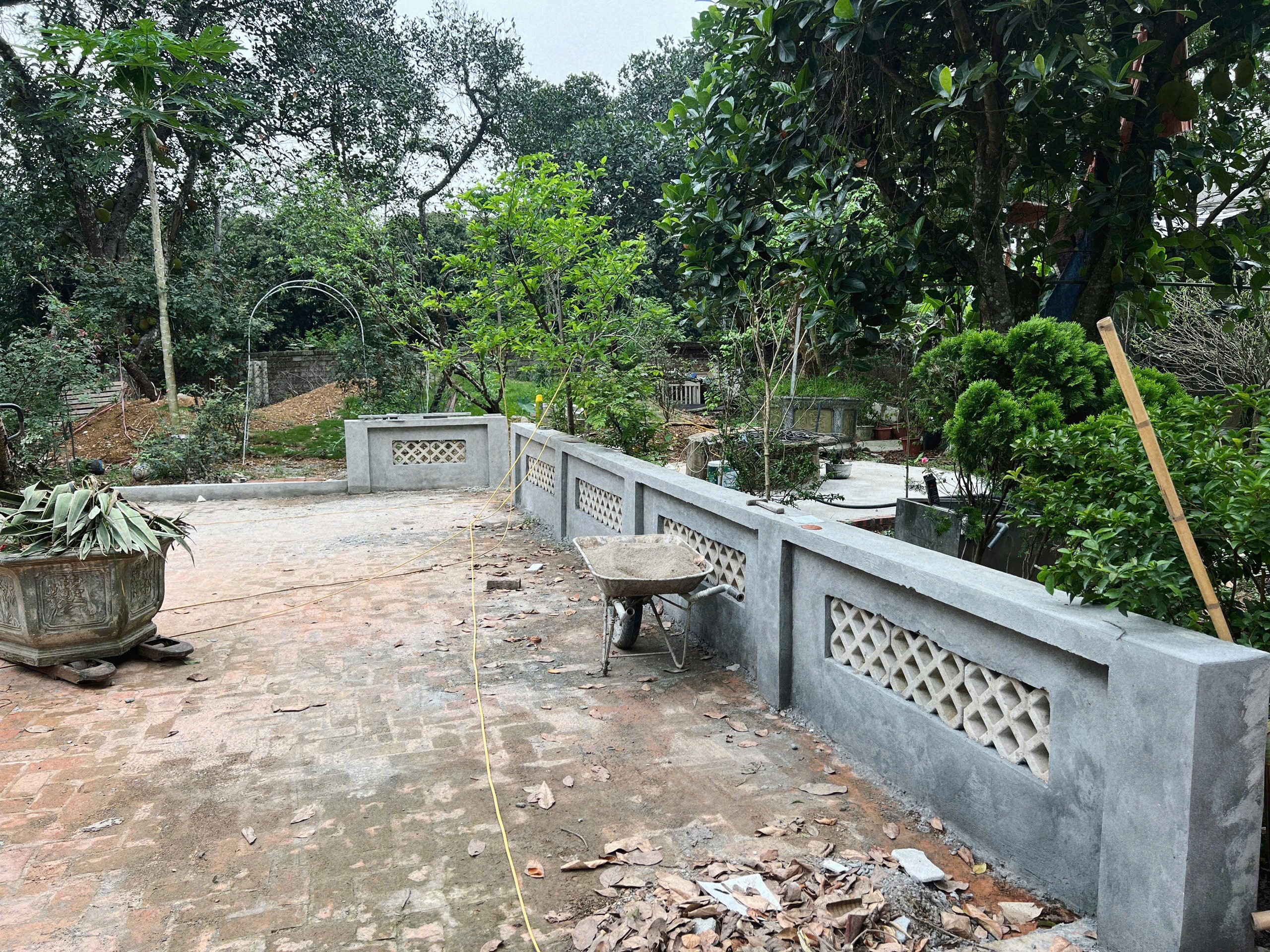 &nbsp;Sân được xây tường bao cho vuông vức và giống nếp nhà Bắc Bộ xưa.