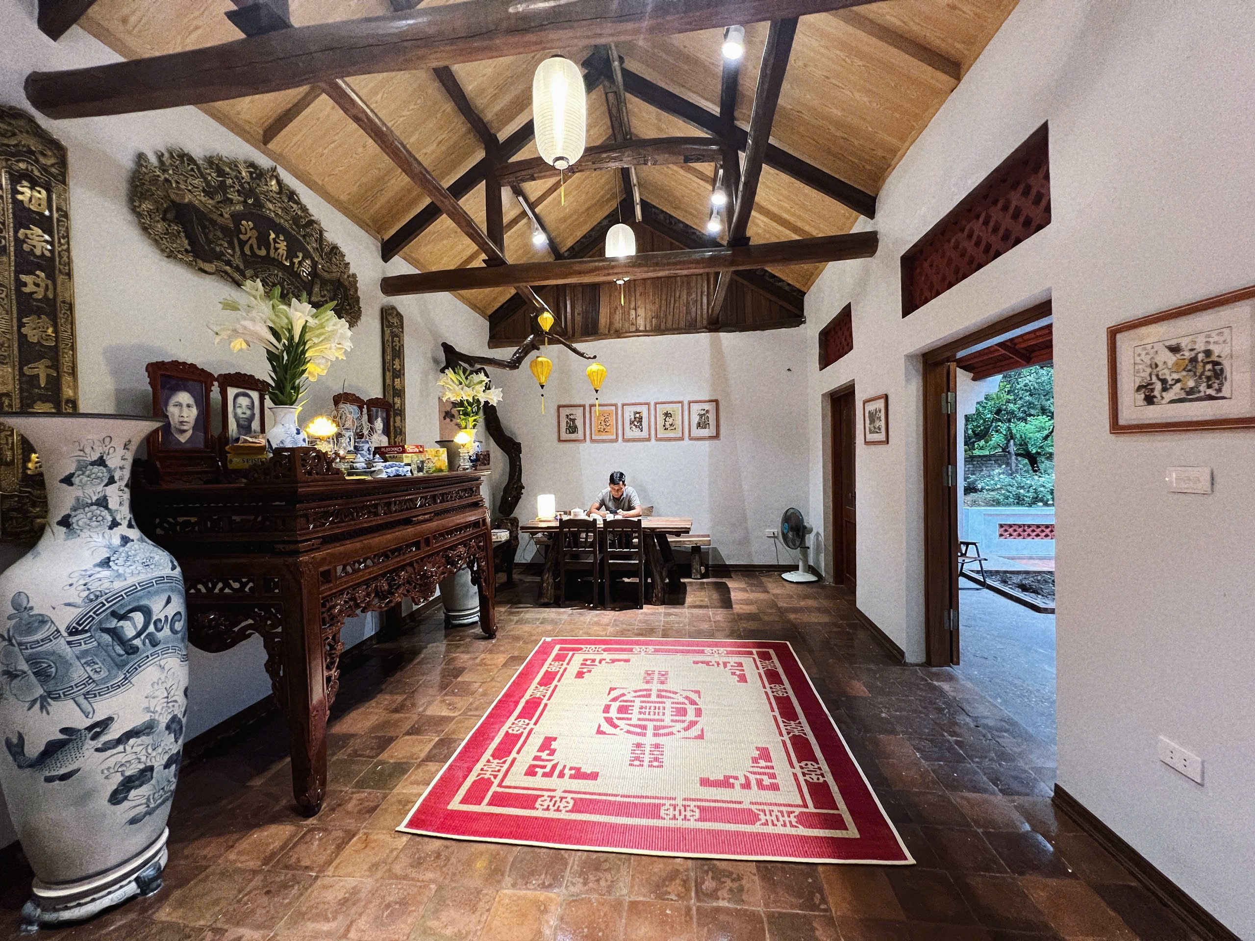 Không gian bên trong căn nhà đơn giản nhưng ấm cúng. “Có thể ngồi được 4 mâm cỗ đấy”, chị Mai nói.