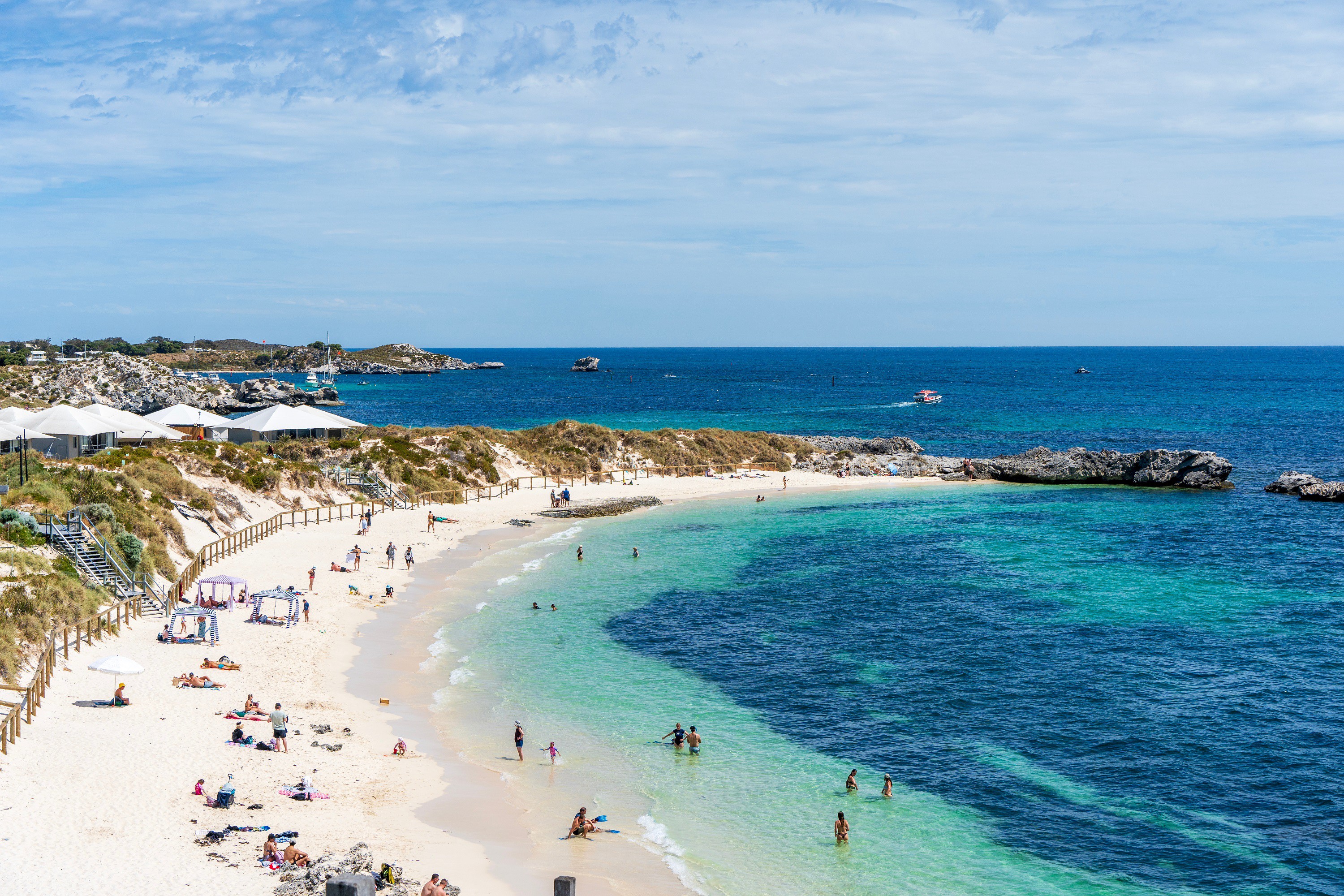 Màu nước xanh ngọc cùng bãi cát trắng bất tận tại bãi biển Cottesloe Beach và Pinky Beach.