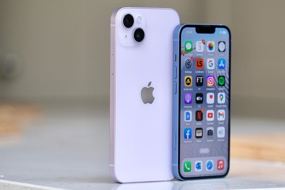iPhone 14 Plus có kiểu dáng vuông vắn với phần notch tai thỏ đặc trưng.