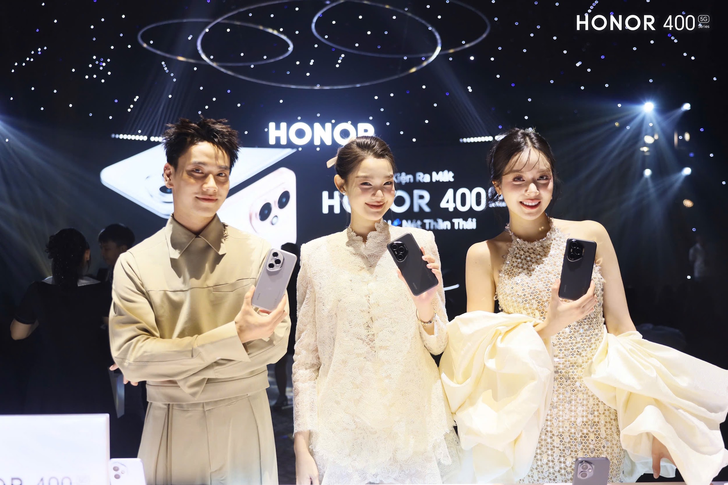 Cả 3 phiên bản HONOR 400 đều đạt chuẩn kháng nước và chống bụi cùng chứng nhận độ bền 5 sao từ SGS Thụy Sĩ, giúp người dùng an tâm sử dụng trong mọi điều kiện thời tiết