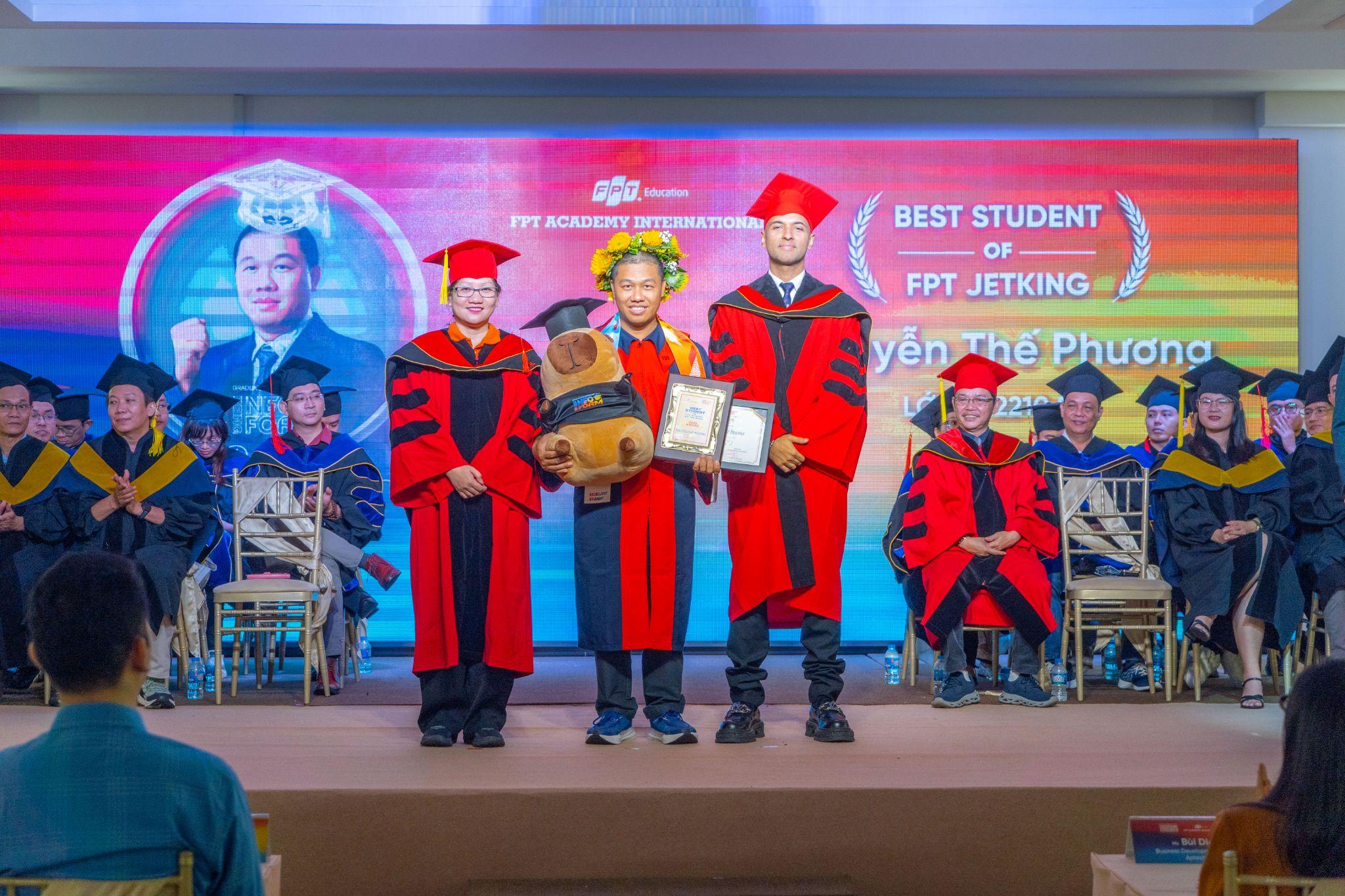 Anh Nguyễn Thế Phương nhận danh hiệu Thủ khoa đầu ra ngành Quản trị An ninh mạng tại Lễ tốt nghiệp FPT Jetking 2025