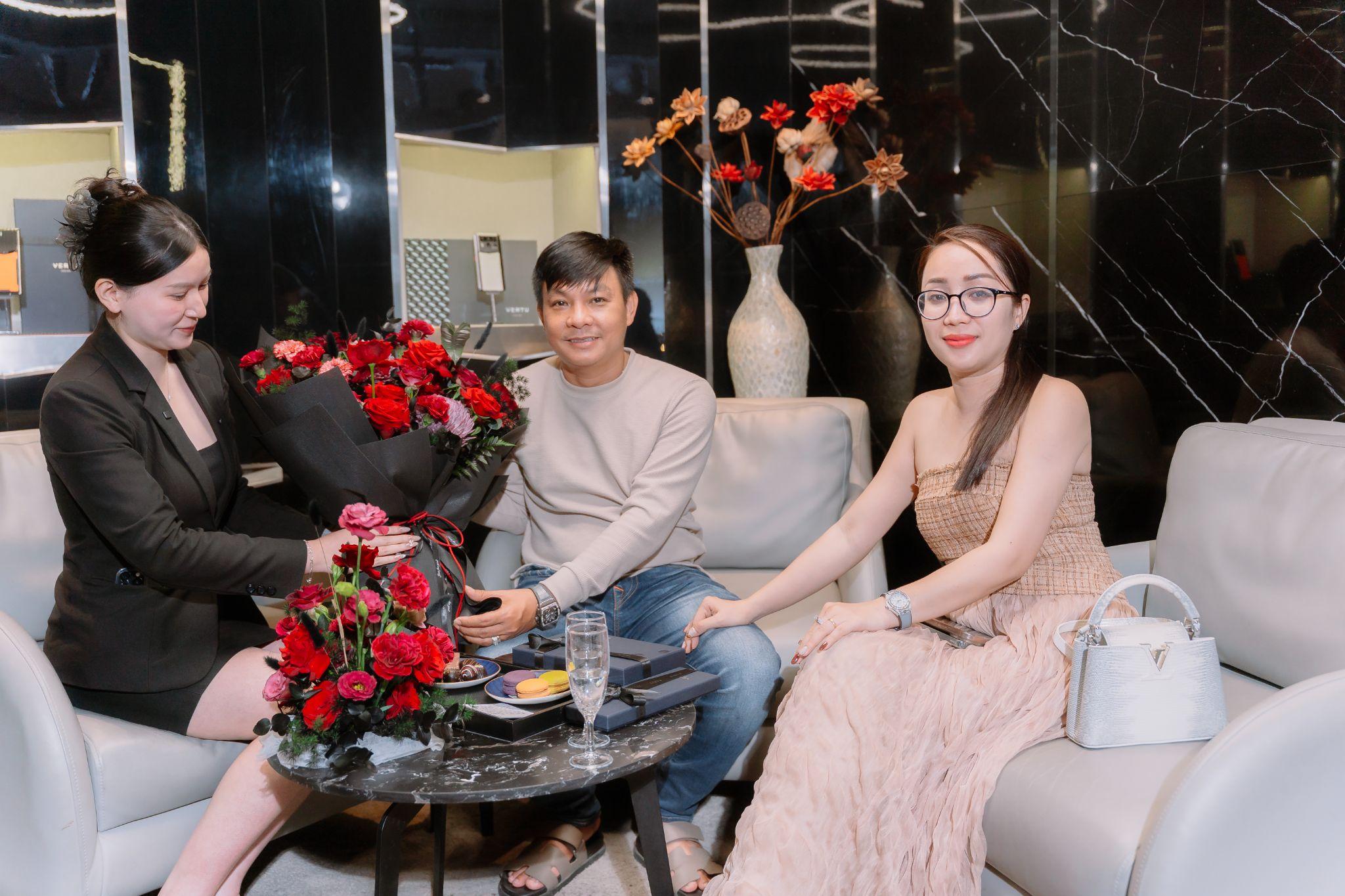 Khách hàng từ Đà Nẵng vào TP. HCM, nhận máy tại flagship store Vertu Việt Nam.