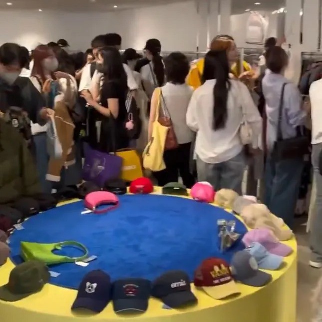 Lisa BLACKPINK thanh lý quần áo, fan "rì-viu" rẻ ngỡ ngàng còn được gặp idol - 2
